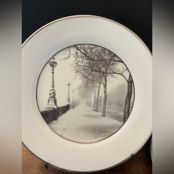 Set Of 4 Williams-Sonoma Snowing Scene Plates, 8" Diameter (Rare) - Picture 2 of 6